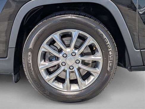 Used 2019 Jeep Cherokee Latitude Plus FWD image 22