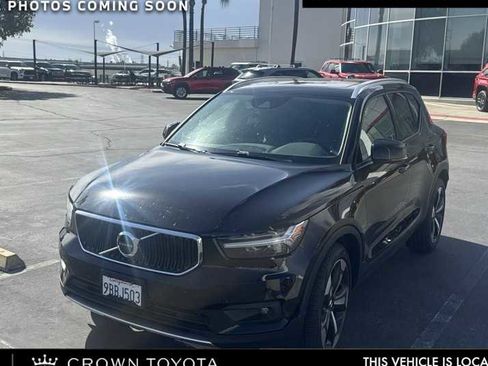 Used 2022 Volvo XC40 T5 Momentum w/ Premium Package image 1