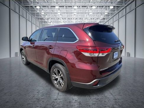 Used 2019 Toyota Highlander LE AWD/4WD image 8