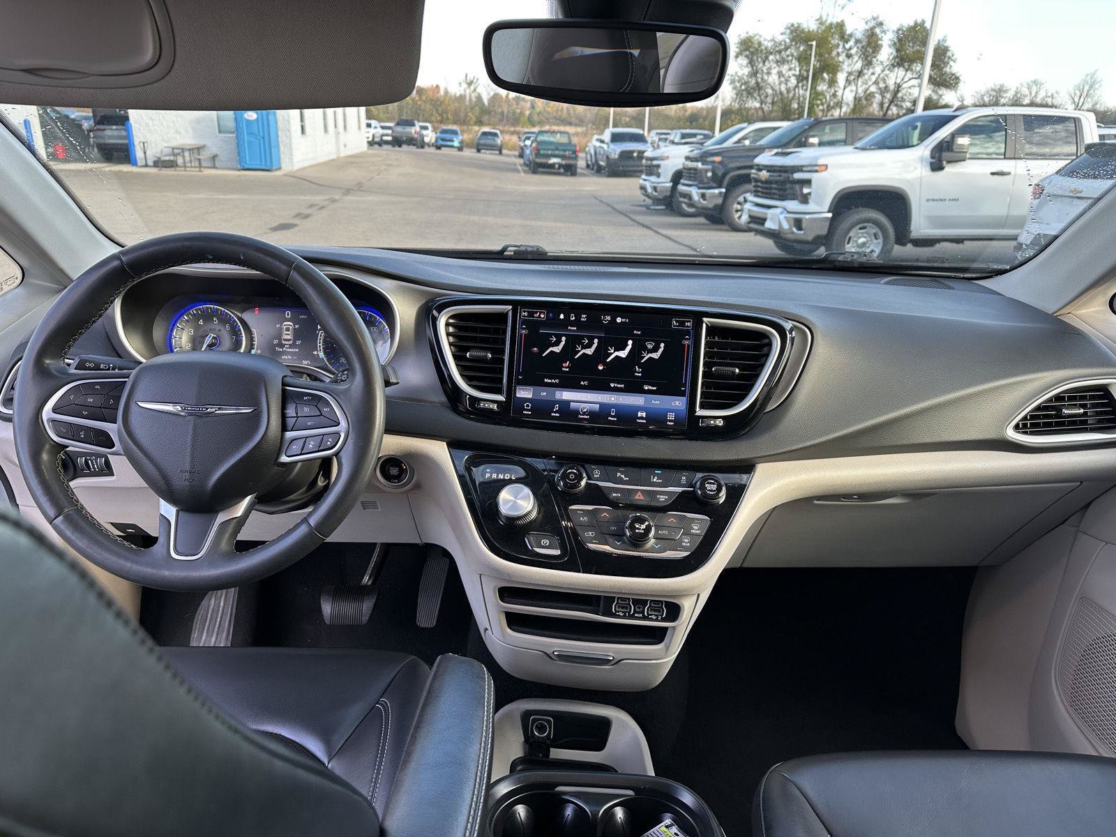 Used 2023 Chrysler Pacifica Touring-L FWD image 19
