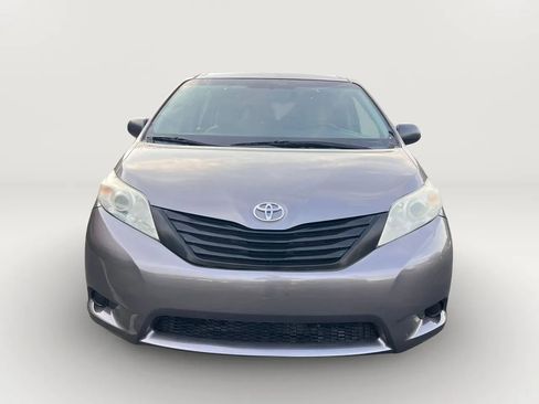 Used 2015 Toyota Sienna L image 2