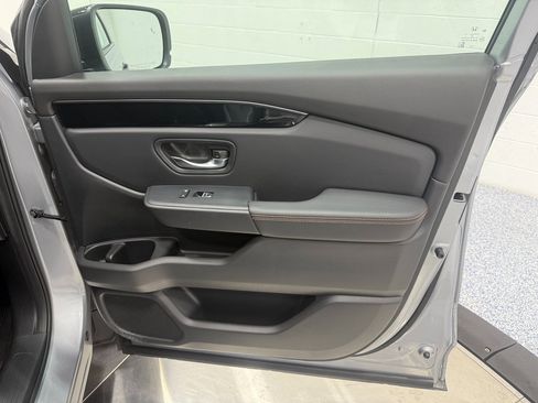 Used 2025 Honda Pilot TrailSport image 23