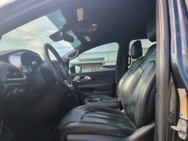 Used 2021 Chrysler Pacifica Touring-L w/ Uconnect Theater Family Group FWD image 10