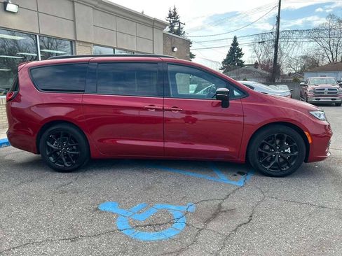 Used 2025 Chrysler Pacifica Limited image 4