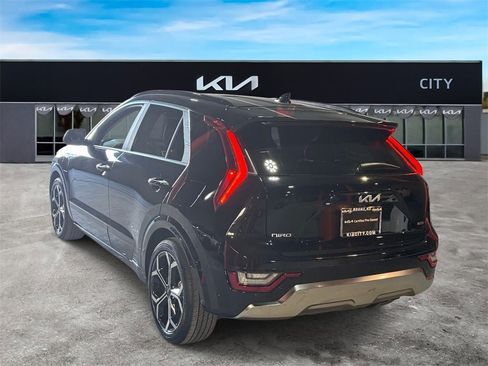 Used 2025 Kia Niro SX Touring image 5