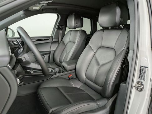 Certified 2025 Porsche Macan AWD/4WD image 5