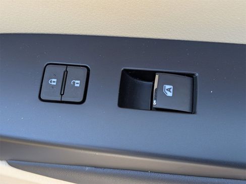 Used 2016 Toyota Highlander Limited image 39