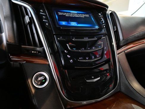 Used 2015 Cadillac Escalade Luxury AWD/4WD image 35