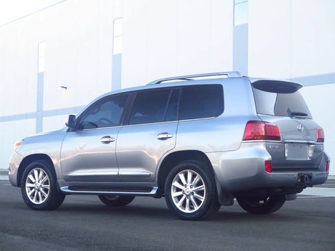 Used 2008 Lexus LX 570 4WD w/ Technology Pkg image 3
