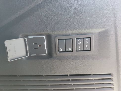 Used 2025 GMC Yukon Denali AWD/4WD image 26