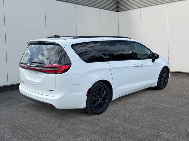 Used 2025 Chrysler Pacifica Limited FWD image 5