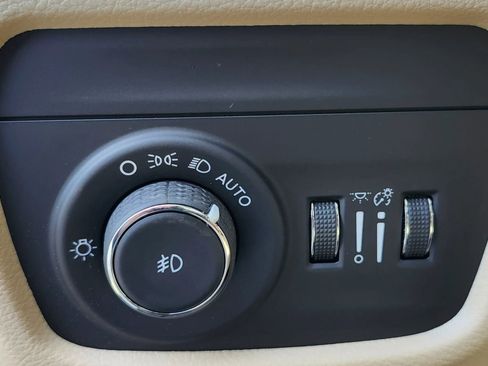 Used 2022 Jeep Grand Cherokee Limited image 21