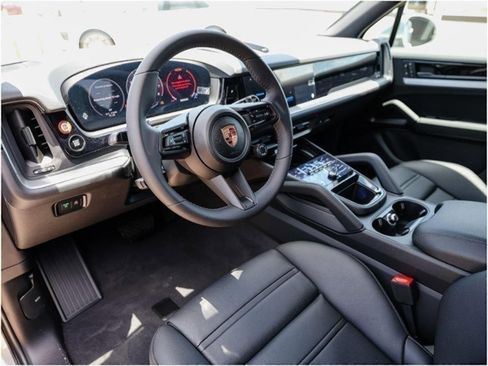 Certified 2025 Porsche Cayenne AWD/4WD image 4