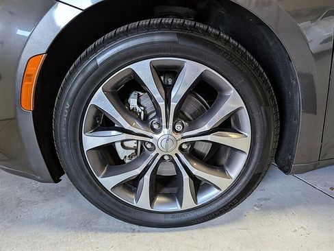 Used 2017 Chrysler Pacifica Limited w/ UConnect Theater Package FWD image 15
