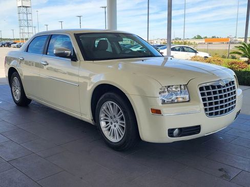 Used 2010 Chrysler 300 Touring image 4