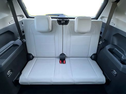 Used 2018 Volkswagen Tiguan SEL w/ 3rd Row Seat Package AWD/4WD image 23