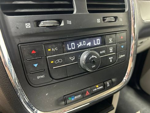 Used 2014 Chrysler Town & Country Touring FWD image 30