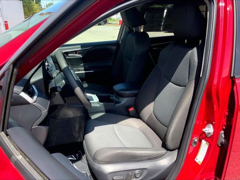Used 2025 Toyota RAV4 XLE AWD/4WD image 29