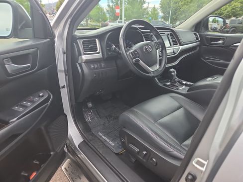 Used 2018 Toyota Highlander XLE FWD image 10