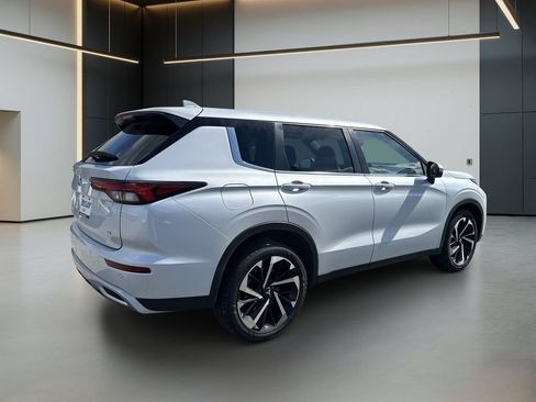 Used 2023 Mitsubishi Outlander SE FWD image 6