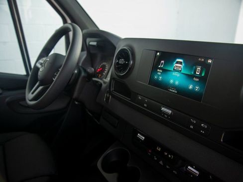 Used 2024 Mercedes-Benz Sprinter 2500 image 32