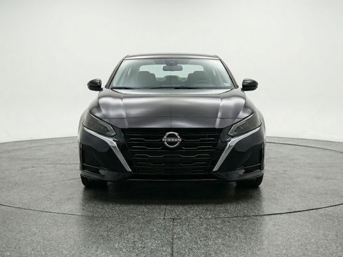 Used 2025 Nissan Altima 2.5 SV FWD image 2