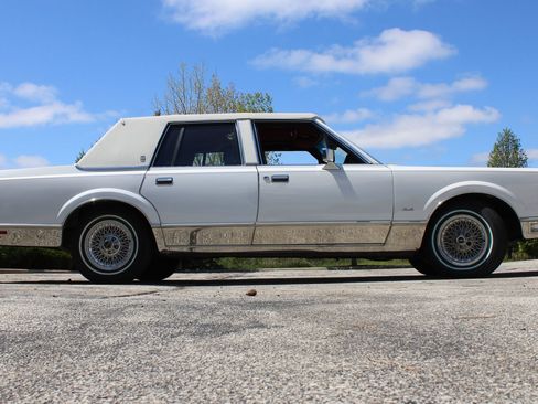 Used 1988 Lincoln Town Car Signature RWD image 18