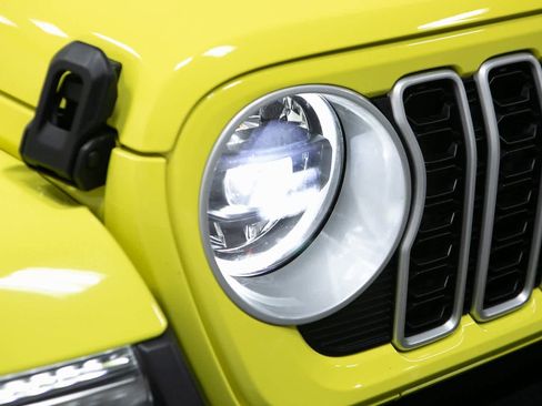 Used 2024 Jeep Wrangler Sahara image 30