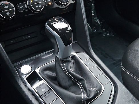 Used 2024 Volkswagen Taos SE image 27