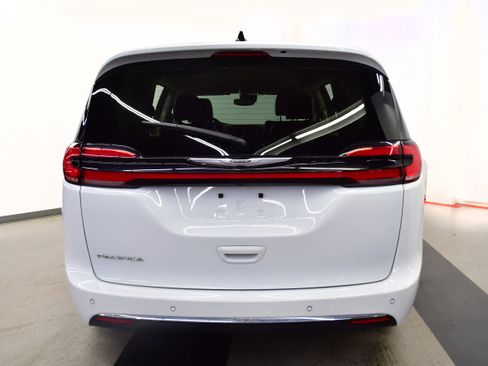 Used 2023 Chrysler Pacifica Touring-L FWD image 6