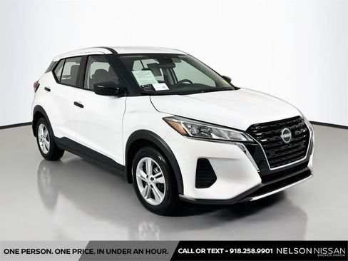 Certified 2025 Nissan Kicks Play S FWD image 3