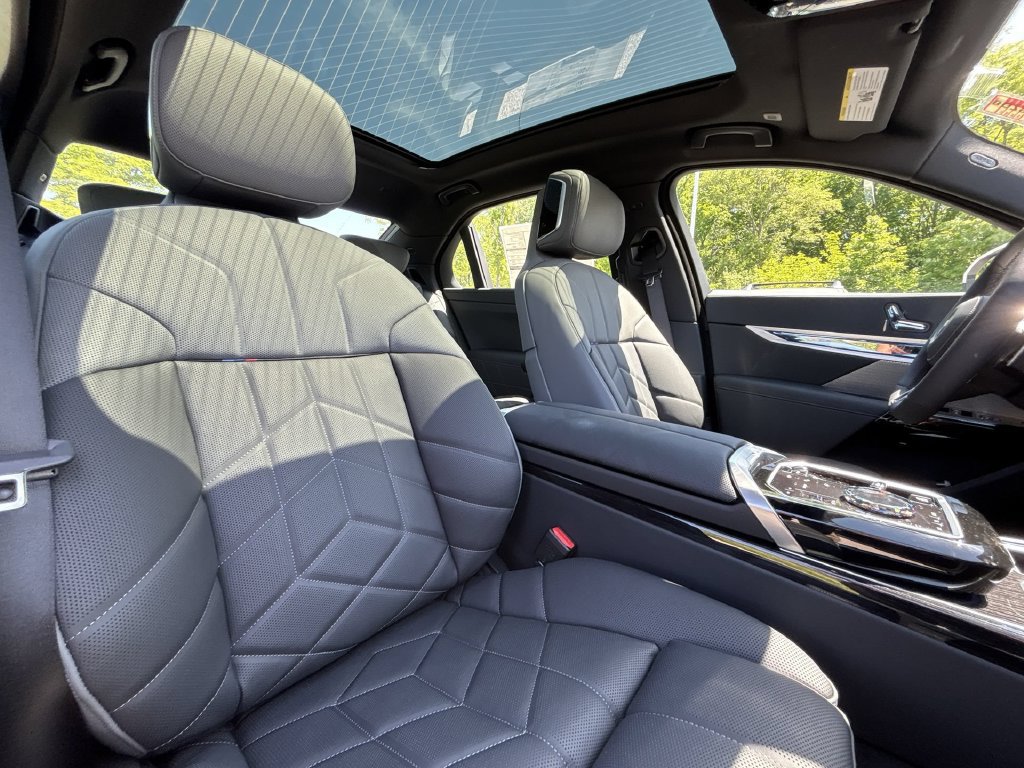Used 2026 BMW 760i xDrive w/ Luxury Rear Seating Package AWD/4WD image 28