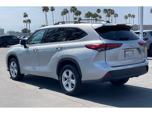 Used 2021 Toyota Highlander L FWD image 3