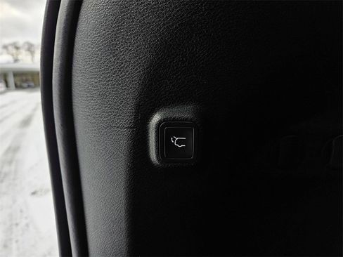 Used 2019 Jeep Cherokee Limited image 23