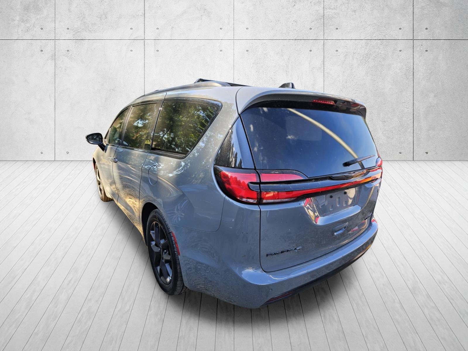 Used 2025 Chrysler Pacifica Limited FWD image 9