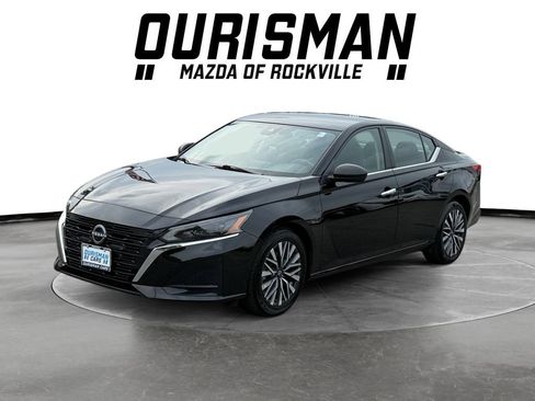 Used 2024 Nissan Altima 2.5 SV FWD image 2