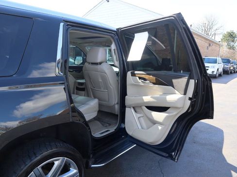 Used 2020 Cadillac Escalade Luxury RWD image 13