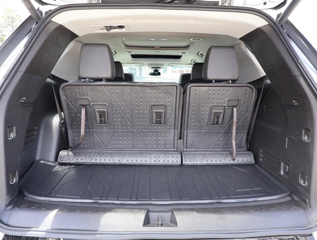 Used 2020 Chevrolet Traverse Premier w/ Redline Edition FWD image 6