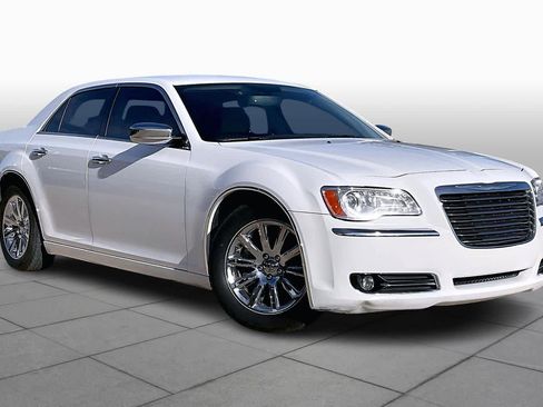 Used 2013 Chrysler 300 C image 4