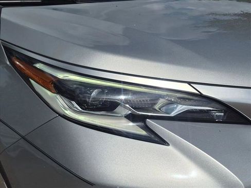 Used 2023 Toyota Sienna Platinum FWD image 5