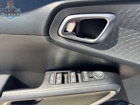 Used 2025 Kia Soul LX w/ LX Technology Package FWD image 16