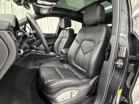 Certified 2025 Porsche Macan image 31