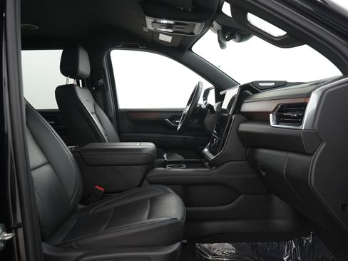 Used 2025 GMC Yukon XL Denali AWD/4WD image 12