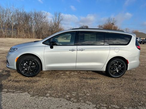 New 2026 Chrysler Pacifica Limited w/ S Appearance Package image 2