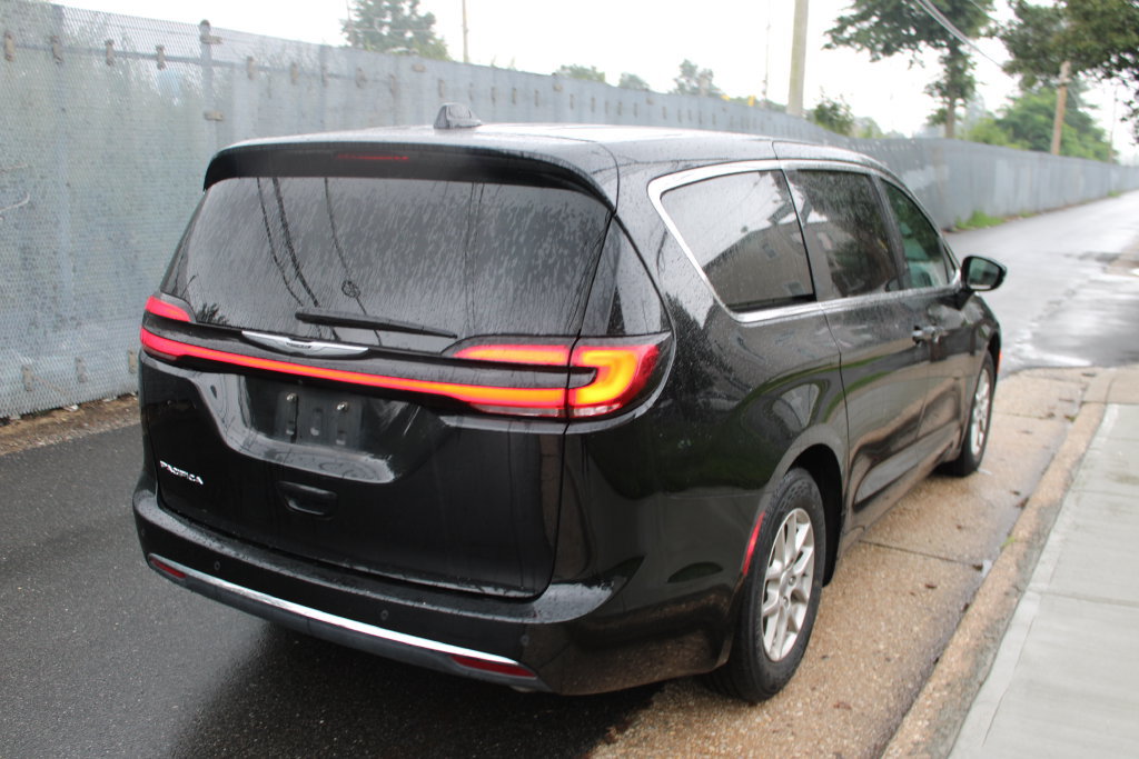 Used 2025 Chrysler Pacifica Select FWD image 5