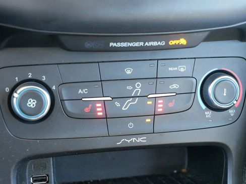 Used 2015 Ford Focus SE w/ SE Cold Weather Package image 23