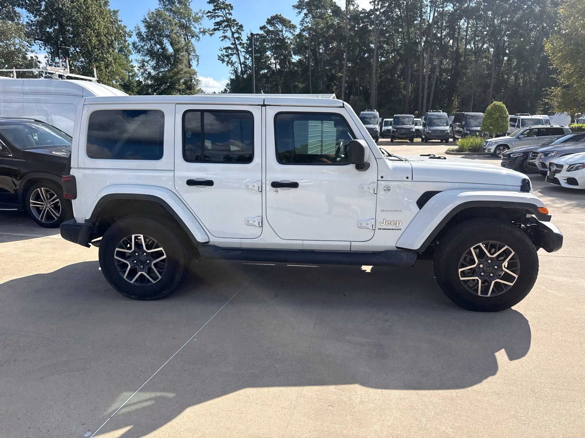 Used 2024 Jeep Wrangler Unlimited Sahara w/ Technology Group AWD/4WD image 3