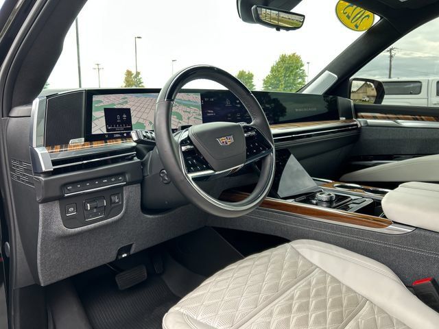 Used 2025 Cadillac Escalade Sport Platinum w/ LPO, Floor Liner Package AWD/4WD image 38
