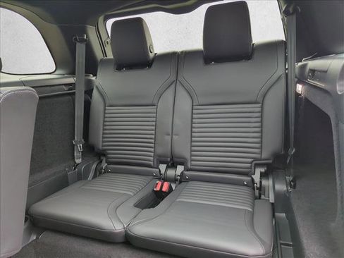 Certified 2024 Land Rover Discovery Dynamic SE image 17