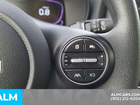 Used 2025 Kia Soul LX w/ LX Technology Package FWD image 11
